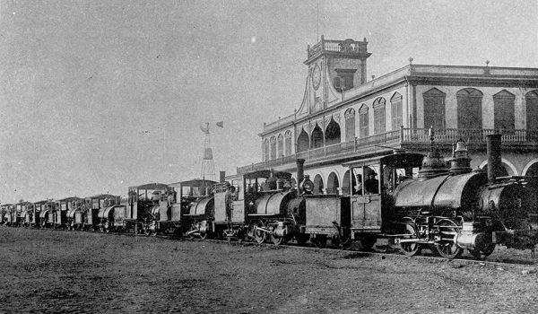 Fotografía cedida por la Biblioteca Nacional del Perú, del Ferrocarril Lima-Callao, de 1863 a 1935, del fotógrafo Eugenio Courret, en Lima (Perú). EFE/ Biblioteca Nacional del Perú